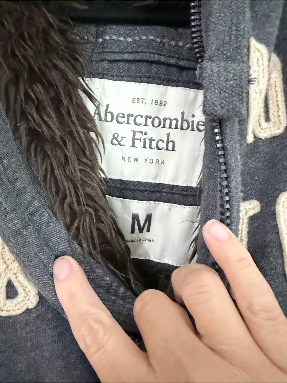 Vintage Abercrombie & fitch grey wolf jaw medium spell out fur y2k 2000 - Picture 2 of 5